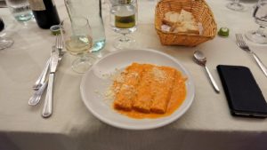 ローマ市内の夕食レストランのローマ風オムレツ