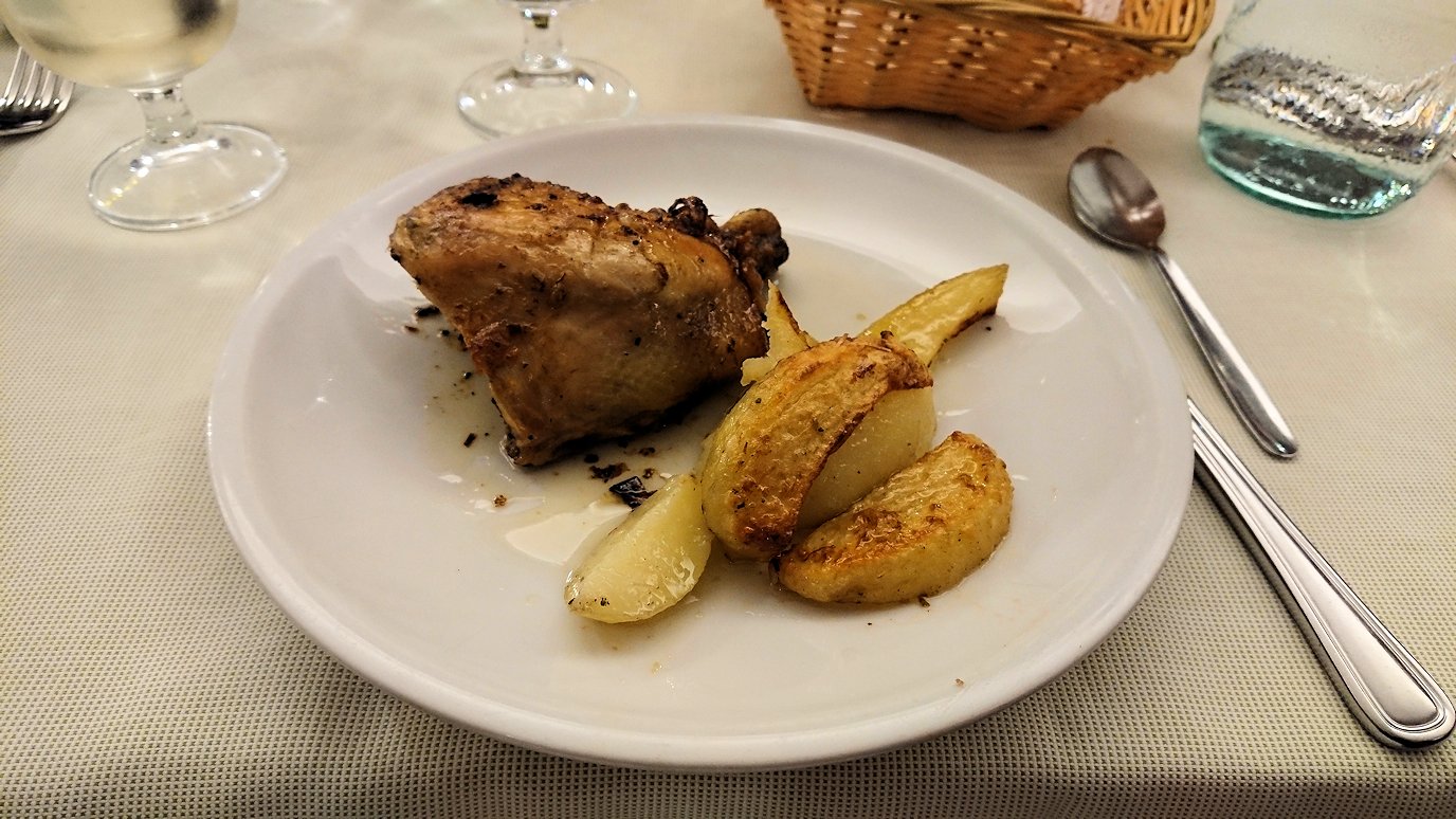 ローマ市内の夕食レストランのメイン料理チキン