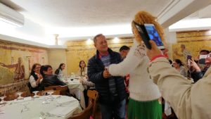 ローマ市内の夕食レストランでカンツォーネ歌手と踊りだす親父