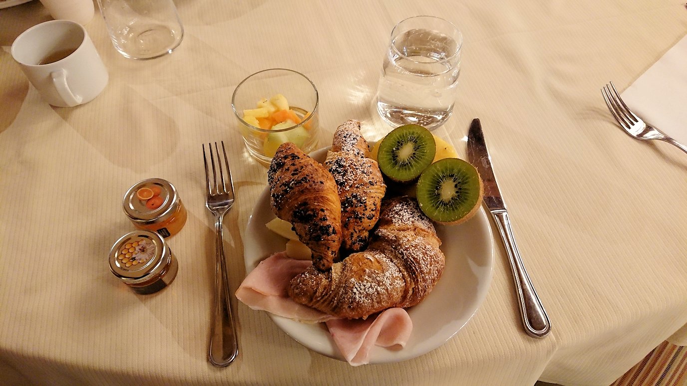 ローマのシェラトンホテルの朝食バイキングで取った内容