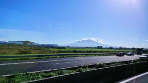 再びバスでポンペイに向かう途中にベスビオ火山が見える