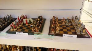 ポンペイ遺跡前のカメオのお土産店内の可愛いチェス盤