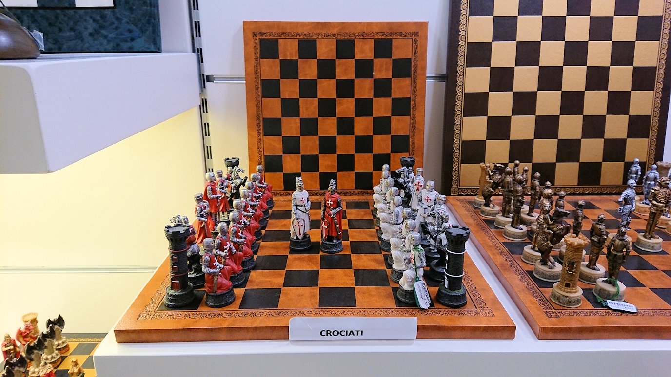 ポンペイ遺跡前のカメオのお土産店内の可愛いチェス盤2