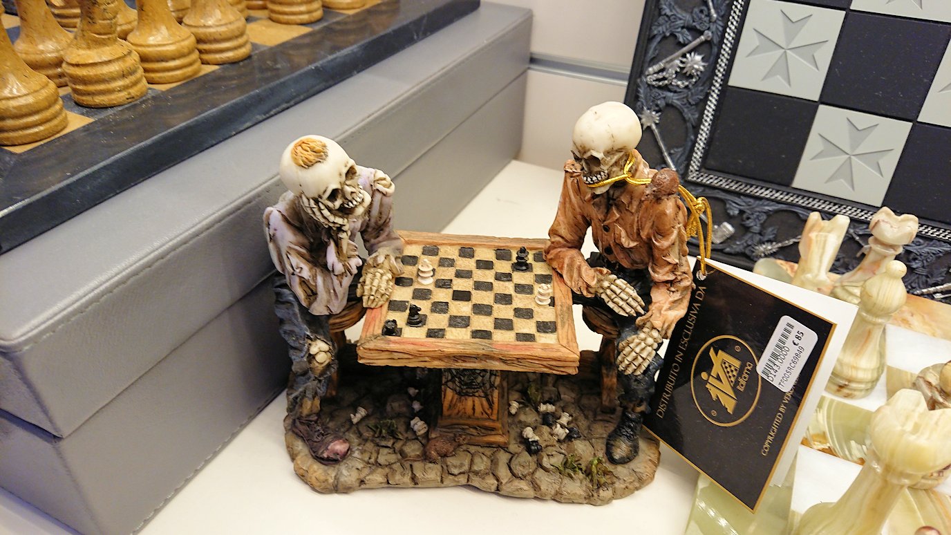 ポンペイ遺跡前のカメオのお土産店内の骸骨のチェス盤