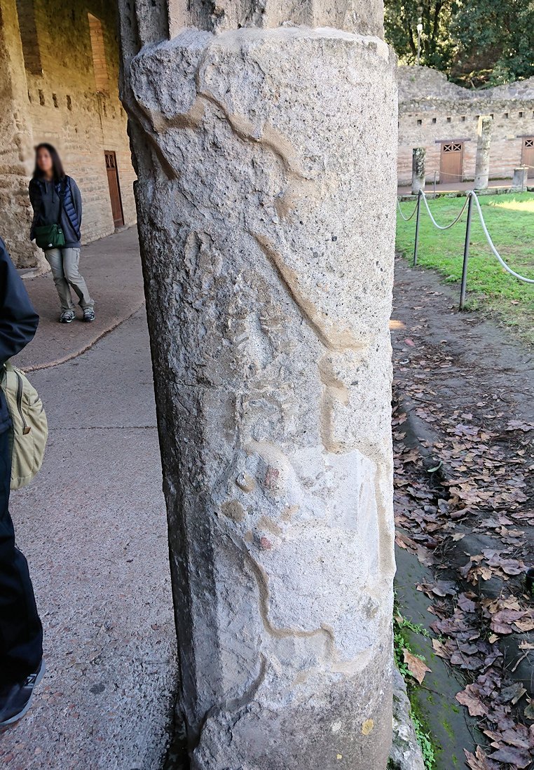 ポンペイ遺跡の柱のアップ写真
