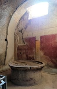 ポンペイ遺跡の大浴場内部を見学2