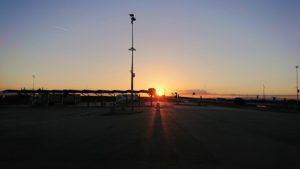 アルベロベッロに向かう途中のガソリンスタンドで見た夕陽