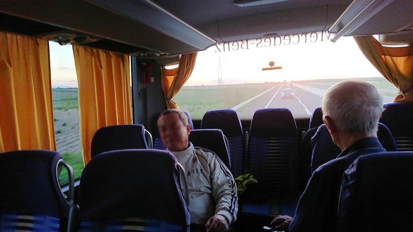 アルベロベッロに向かう途中のバスの中で夕陽を見つめるおじいちゃん