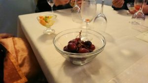 アルベロベッロのホテルの夕食会場での追加フルーツ