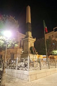 夜のアルベロベッロのジアンジローラモ広場のオベリスク
