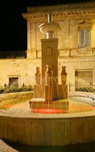 夜のアルベロベッロのジアンジローラモ広場の噴水