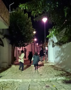夜のアルベロベッロのモンティ地区のトゥルリ前の道をのぼる