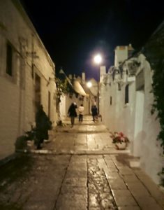 夜のアルベロベッロのモンティ地区のトゥルリ前の道をのぼる2