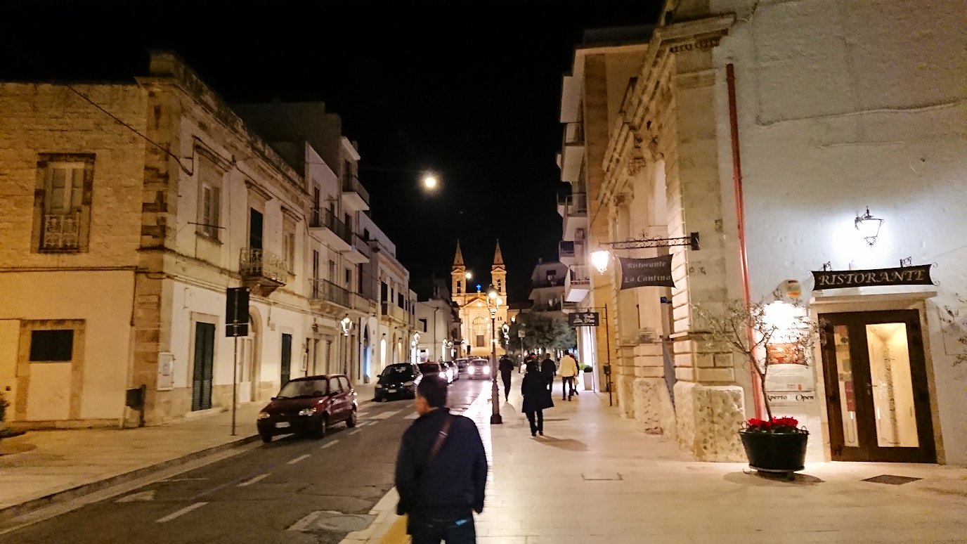 夜のアルベロベッロの新市街を歩く