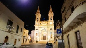 夜のアルベロベッロの新市街の教会