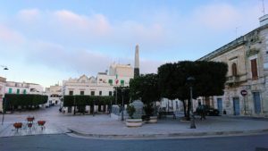 朝のアルベロベッロのポポロ広場
