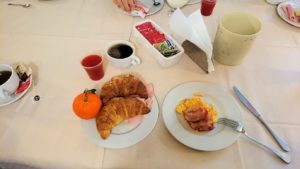 朝のアルベロベッロでのホテルで朝食を2