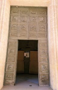 マテーラの街の中心部からコルソ通りの別の教会の扉