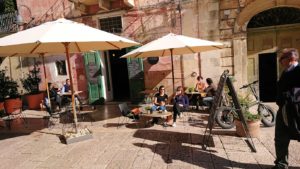 マテーラの街の広場近くのカフェ
