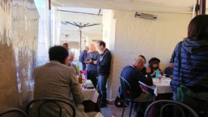 マテーラの街のヴィットリオ・ヴェネト広場にあるレストランでのWi-Fi難民