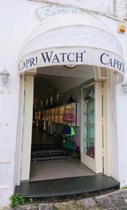 カプリ島に上陸した街並みにあるカプリウォッチのお店
