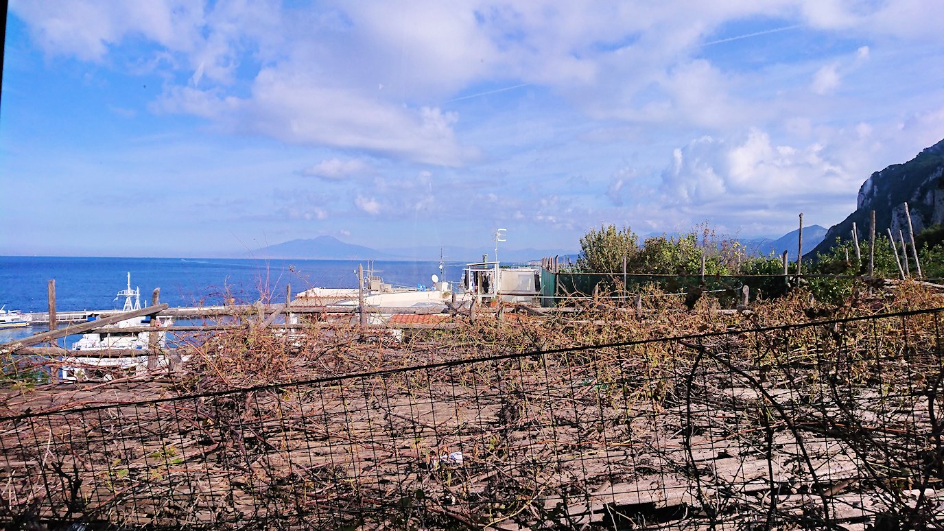 カプリ島のケーブルカーから見た景色