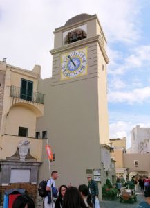 カプリ島のウンベルト1世広場の時計塔