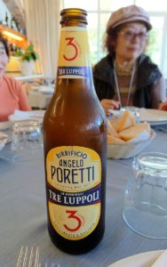 カプリ島のレストラン会場でのビール
