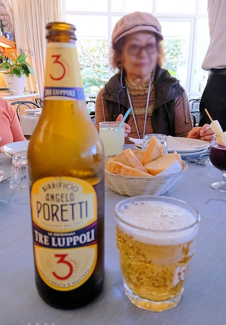 カプリ島のレストラン会場でのビール2