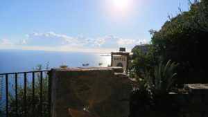 アマルフィ海岸のポジータノ付近で絶景を眺める2