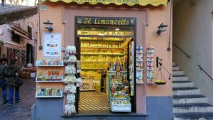 アマルフィの街の大聖堂横のレモンチェッロのお店