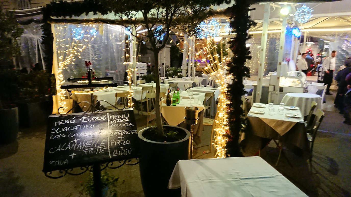 夜のナポリのサンタルチア地区のレストラン2