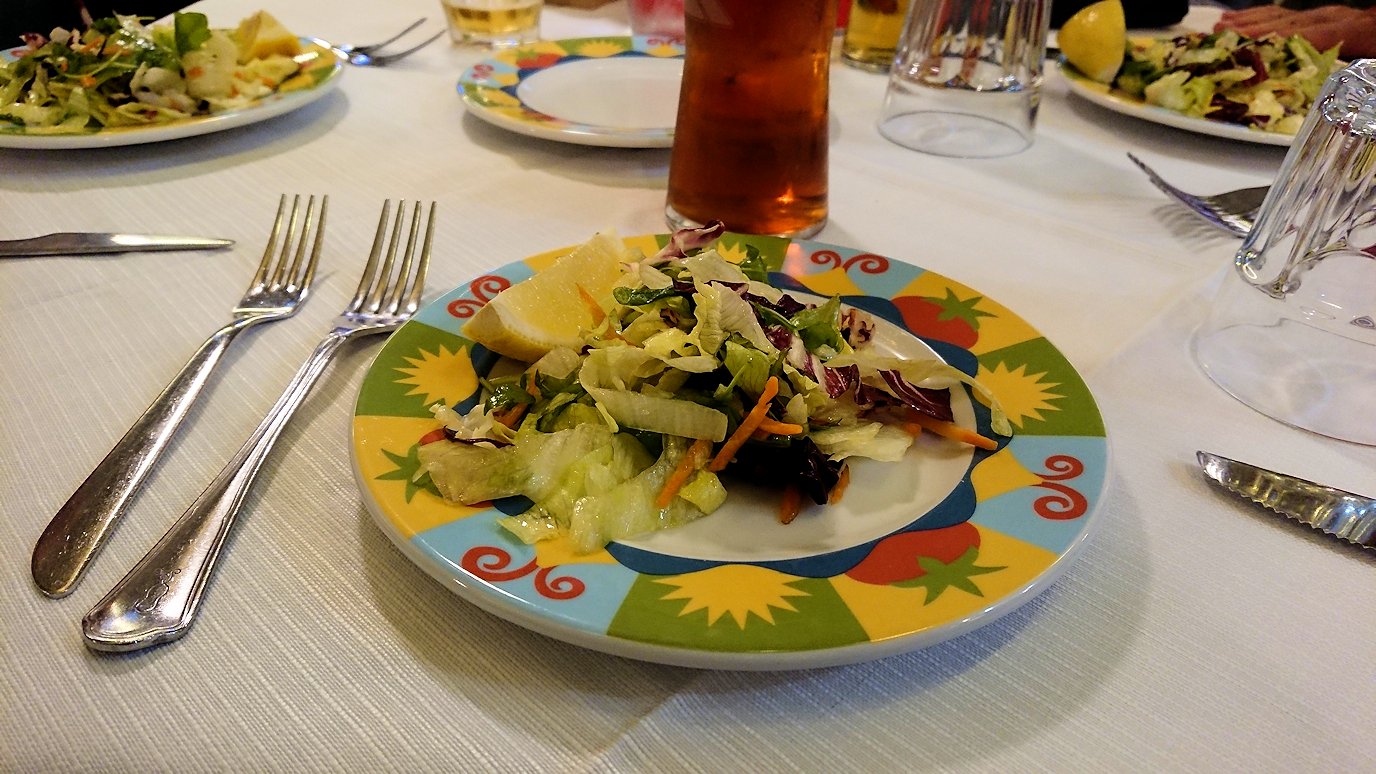 夜のナポリのレストランで前菜のサラダ
