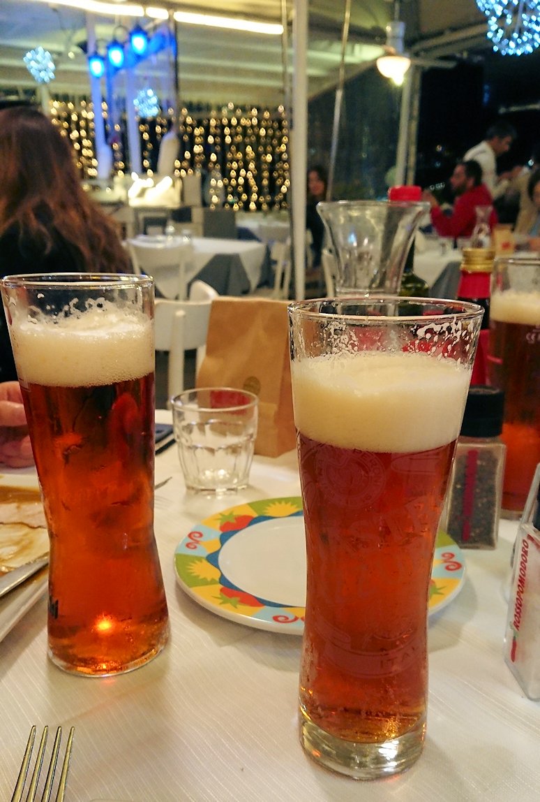 夜のナポリのレストランでビールのおかわり
