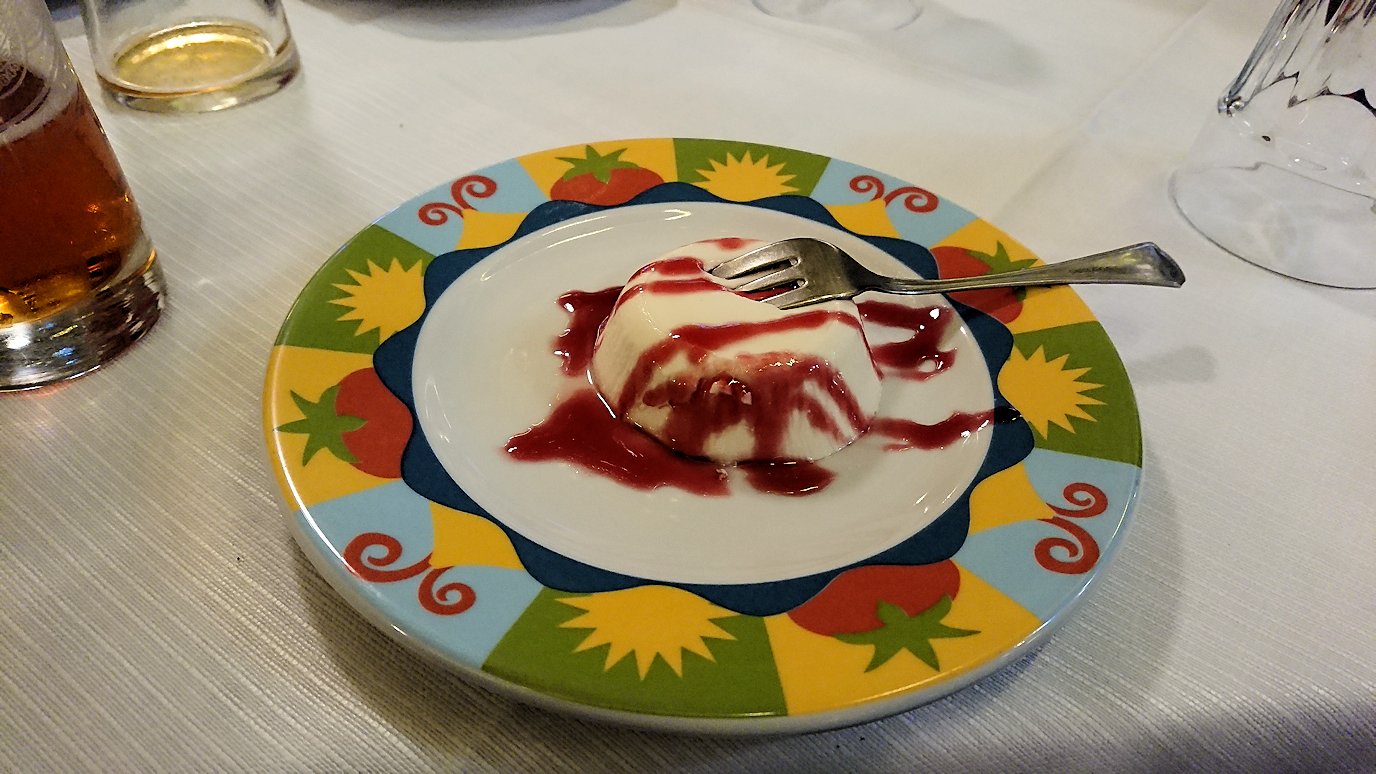 夜のナポリのレストランでデザートを食べる