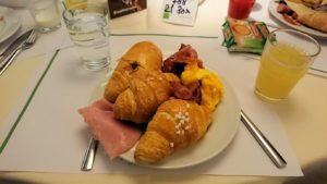 ナポリの街のホテルで朝食を食べる
