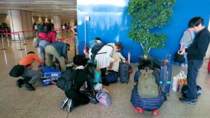 ローマの空港で荷物の整理