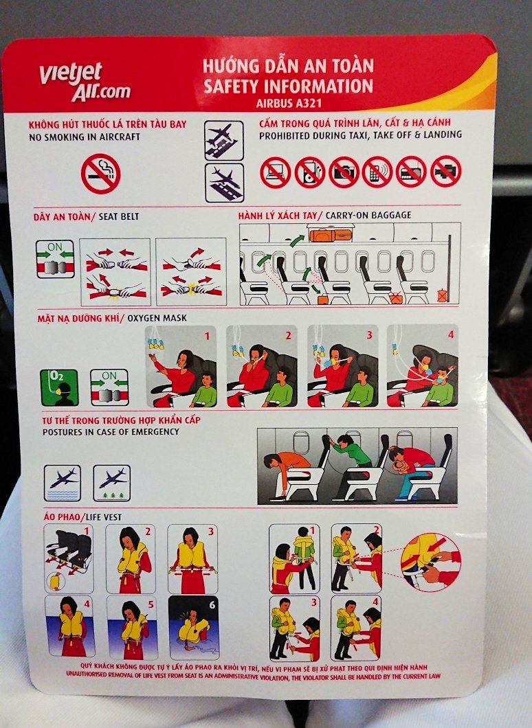 ベトジェットエアの機内の避難方法冊子