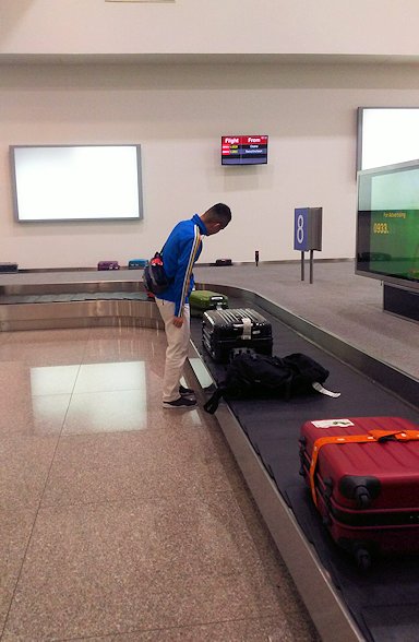 ベトナムのホーチミン空港内で荷物をピックアップ3
