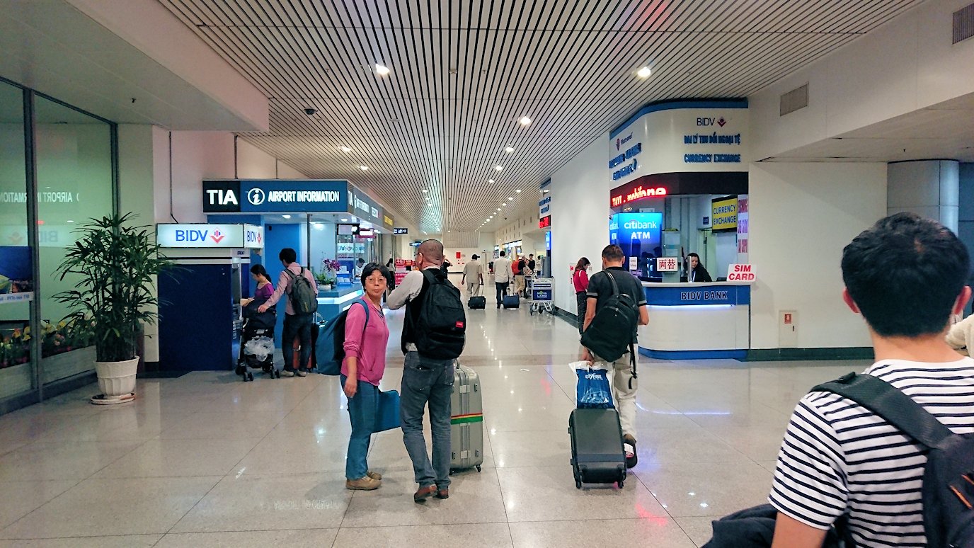 ベトナムのホーチミン空港内を出る