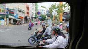 HISホーチミン支店に向かう途中に見かけたバイク2