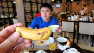 サイゴンホテルの朝食会場でバナナをいただきま～す