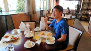 サイゴンホテルの朝食会場でバナナをいただきま～す4
