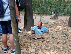 ベトナムのクチトンネルで隠し穴に入ってた外人男性の様子