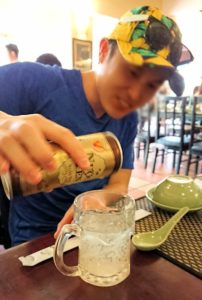 エレファントフィッシュが食べれる昼食レストラン会場で燕の巣ジュースを飲む男4