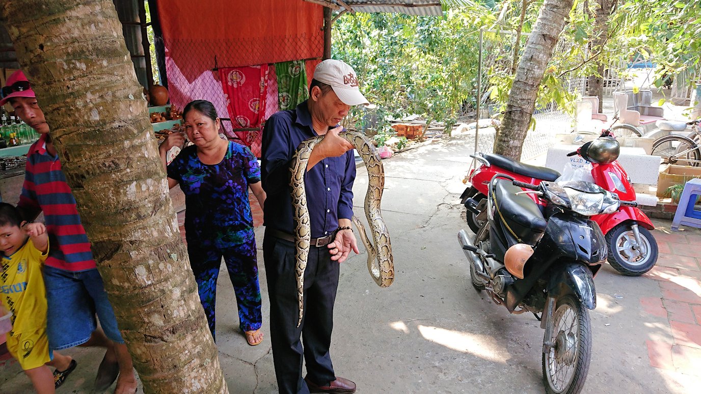 メコン川クルーズの島で蛇の首巻を体験