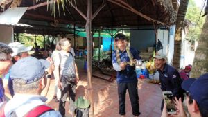 メコン川クルーズの島で蛇の首巻を体験3