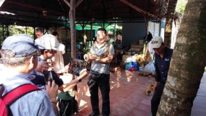 メコン川クルーズの島で蛇の首巻を体験4