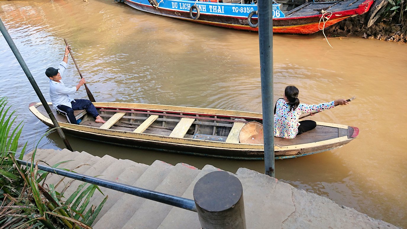メコン川で手漕ぎボートに乗り込む6