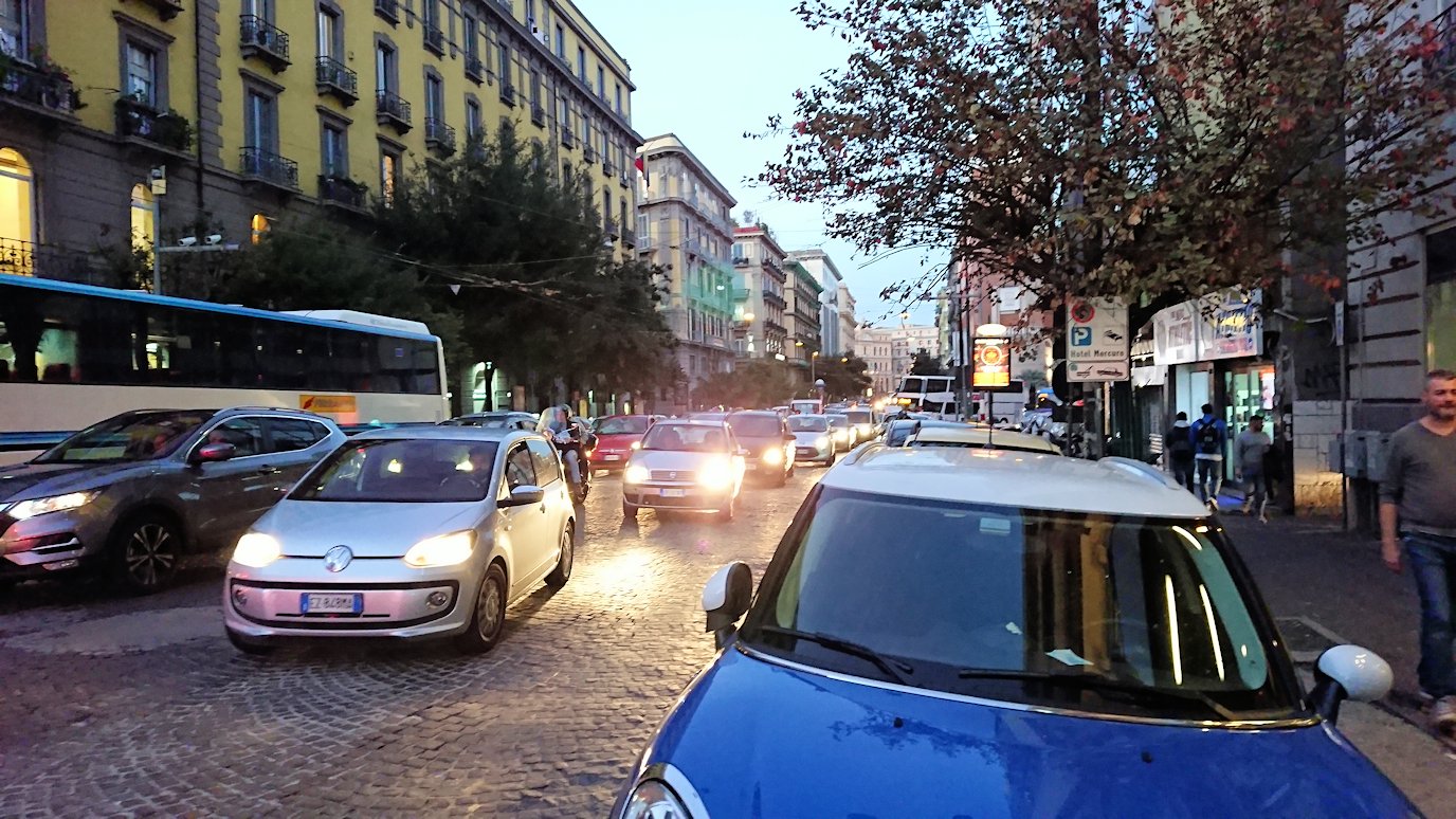 ナポリの街でバスから降りて歩く2